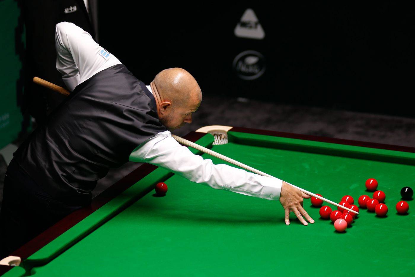 他一貫以調 他一貫以調