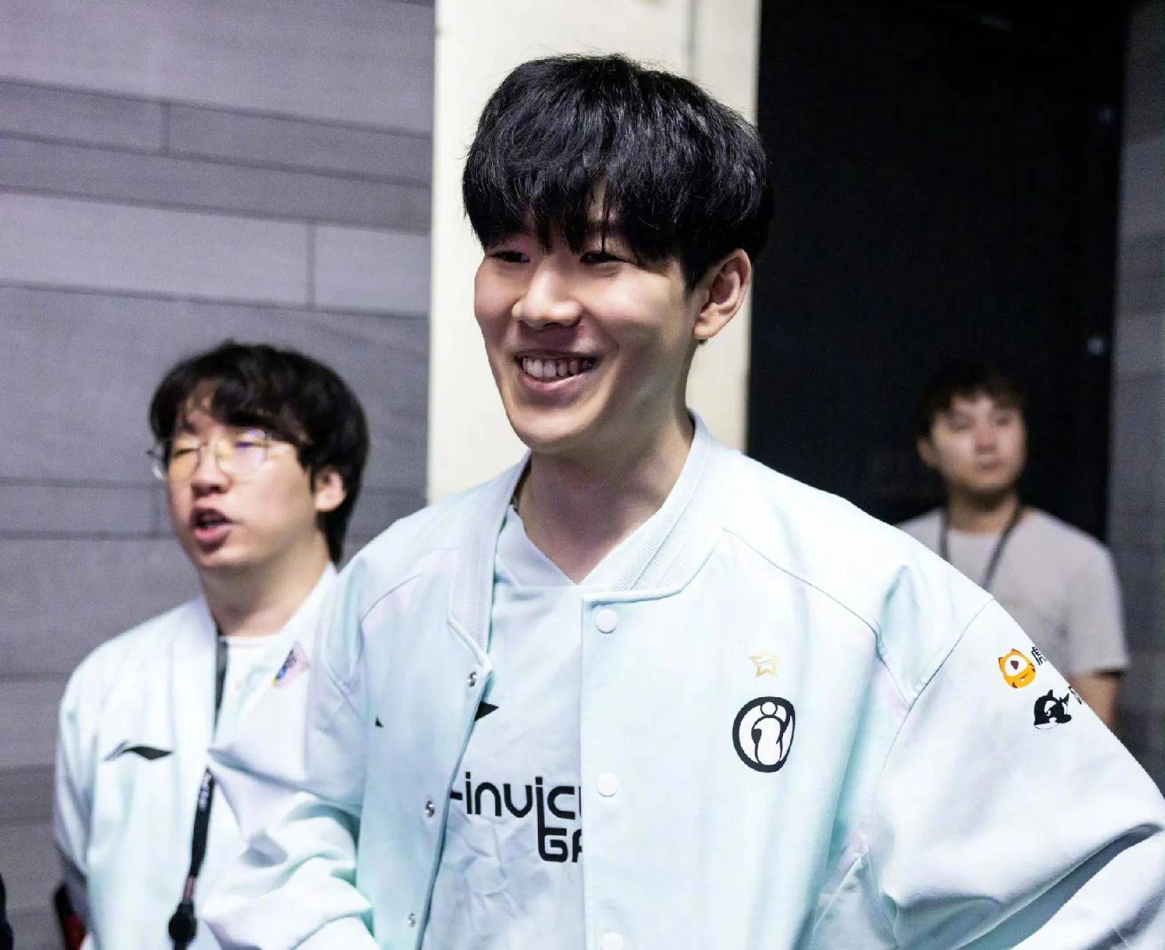 样一个蕴含 样一个蕴含